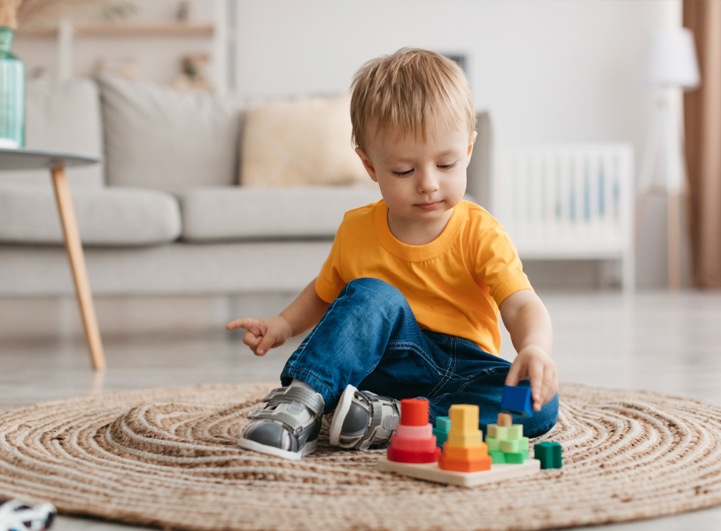 Das Bild zeigt eine spielendes Kind in einer Wohnung und im sicheren Wohnbereich, welcher brandschutzsicher von Stuckateuren des Bundesverbandes für Ausbau und Fassade ausgebaut wurde.