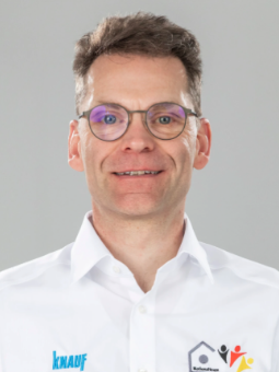 Das Bild zeigt Andrea Gabriel, Sponsorvertreter für den Bundesverband Ausbau und Fassade.