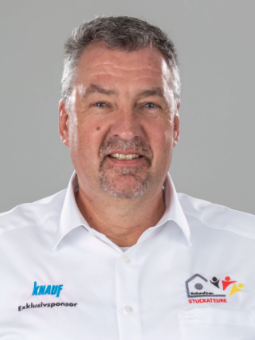 Das Bild zeigt Gerhard Wellert, einen der Sponsorenvertreter des Bundesverbands Ausbau und Fassade.